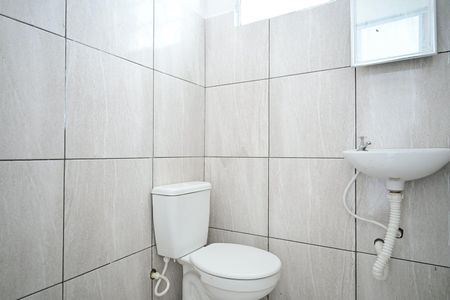 Banheiro de casa para alugar com 1 quarto, 24m² em Jardim Maria Duarte, São Paulo