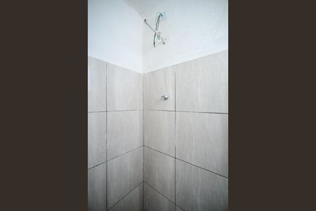 Banheiro de casa para alugar com 1 quarto, 24m² em Jardim Maria Duarte, São Paulo