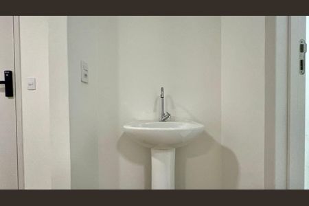 Banheiro de kitnet/studio para alugar com 1 quarto, 27m² em Pinheiros, São Paulo