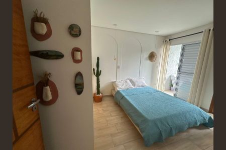 Quarto com cama simples, paredes brancas e decoração minimalista, com uma porta de vidro para a varanda. de apartamento à venda com 2 quartos, 84m² em Paulicéia, São Bernardo do Campo