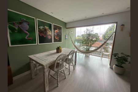 Sala com vista para a varanda e jardim, com móveis brancos e quadros de sapos na parede. de apartamento à venda com 2 quartos, 84m² em Paulicéia, São Bernardo do Campo