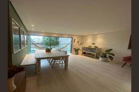 Sala com mesa de madeira e cadeiras, janelas grandes e vista para a varanda com hamaca. de apartamento à venda com 2 quartos, 84m² em Paulicéia, São Bernardo do Campo