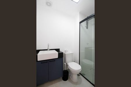 Banheiro de kitnet/studio para alugar com 1 quarto, 25m² em Pinheiros, São Paulo