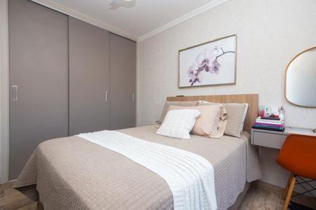 Apartamento à venda com 81m², 2 quartos e 2 vagasQuarto simples com cama de casal e armários de madeira, com um quadro de flores na parede.