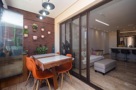 Apartamento à venda com 81m², 2 quartos e 2 vagasVaranda com mesa e cadeiras, com vista para a cidade.