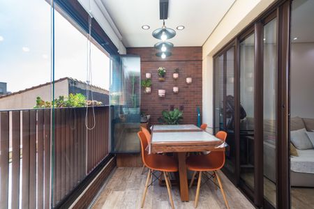 Apartamento à venda com 81m², 2 quartos e 2 vagasVaranda com mesa e cadeiras, com vista para a cidade.