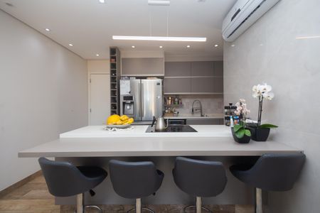 Apartamento à venda com 81m², 2 quartos e 2 vagasCozinha moderna com iluminação adequada e decoração simples.