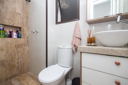 Apartamento à venda com 81m², 2 quartos e 2 vagasBanheiro com piso de porcelanato, vaso sanitário branco e lavatório com pia em porcelanato.