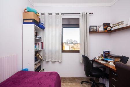 Apartamento à venda com 81m², 2 quartos e 2 vagasQuarto com cama, mesa e cadeira, com vista para a cidade.
