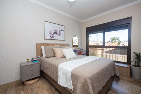 Apartamento à venda com 81m², 2 quartos e 2 vagasQuarto com cama de casal, mesa de cabeceira e piso de madeira, com vista para a cidade.