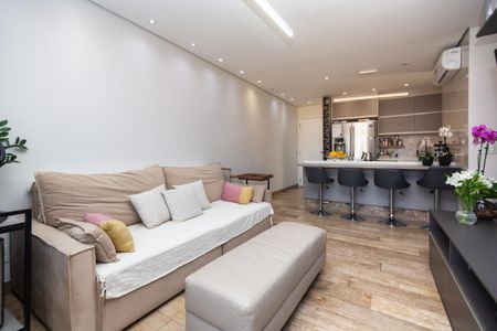 Apartamento à venda com 81m², 2 quartos e 2 vagasSala de estar com sofá, mesa e jardim interno.