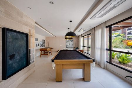 Apartamento à venda com 81m², 2 quartos e 2 vagasSala de jogos com mesa de bilhar e quadro de tiro com arco e flecha.
