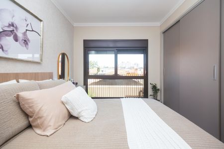 Apartamento à venda com 81m², 2 quartos e 2 vagasQuarto com cama de casal, com vista para a cidade, com móveis de madeira e decoração simples.