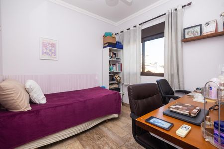 Apartamento à venda com 81m², 2 quartos e 2 vagasQuarto simples com cama de solteiro, mesa de trabalho e armário de madeira.