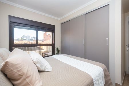 Apartamento à venda com 81m², 2 quartos e 2 vagasQuarto com cama, janela e vista para a cidade.
