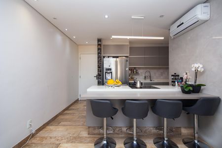 Apartamento à venda com 81m², 2 quartos e 2 vagasCozinha moderna com iluminação adequada e móveis de design.