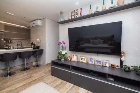 Apartamento à venda com 81m², 2 quartos e 2 vagasTV e mesa de TV em sala de estar moderna com decoração minimalista e iluminação adequada.