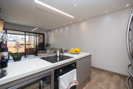 Apartamento à venda com 81m², 2 quartos e 2 vagasCozinha moderna com iluminação adequada e móveis de design, com vista para a cidade.