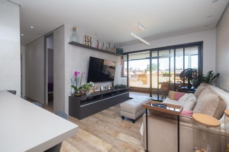 Apartamento à venda com 81m², 2 quartos e 2 vagasSala de estar com sofá, TV e mesa de centro, com vista para a varanda e a cidade.