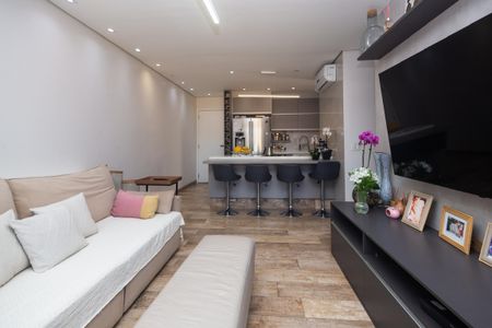 Apartamento à venda com 81m², 2 quartos e 2 vagasSala de estar com sofá e mesa de centro, com uma cozinha moderna ao fundo.