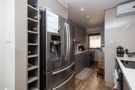 Apartamento à venda com 81m², 2 quartos e 2 vagasCozinha moderna com geladeira, fogão e móveis em tons de cinza e branco.