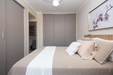 Apartamento à venda com 81m², 2 quartos e 2 vagasQuarto com cama de casal, com móveis de madeira e pintura branca, com uma imagem de orquídeas na parede.
