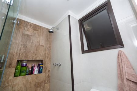 Apartamento à venda com 81m², 2 quartos e 2 vagasBanheiro com chuveiro e pia, com uma janela pequena e iluminação boa.
