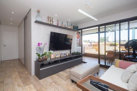 Apartamento à venda com 81m², 2 quartos e 2 vagasSala de estar com TV e móveis modernos, vista para a cidade.