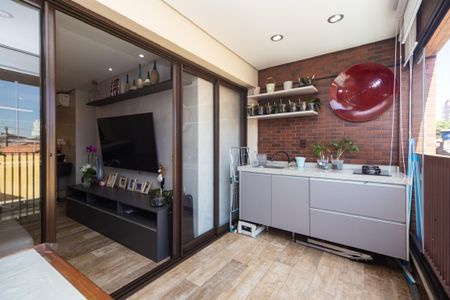 Apartamento à venda com 81m², 2 quartos e 2 vagasVaranda com TV e cozinha moderna, com vista para a cidade.