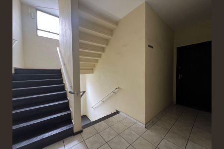Apartamento para alugar com 70m², 3 quartos e 1 vaga Apartamento para alugar com 70m², 3 quartos e 1 vagaEscada