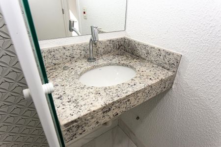 Casa de condomínio para alugar com 70m², 2 quartos e 1 vaga Casa de condomínio para alugar com 70m², 2 quartos e 1 vagaBanheiro da Suíte 1