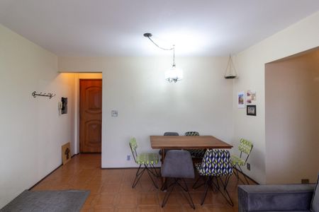 Apartamento para alugar com 72m², 2 quartos e 1 vagaSala