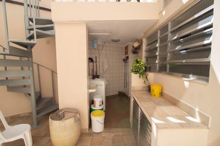 Casa à venda com 230m², 4 quartos e 5 vagas Casa à venda com 230m², 4 quartos e 5 vagasQUINTAL E ÁREA DE SERVIÇO
