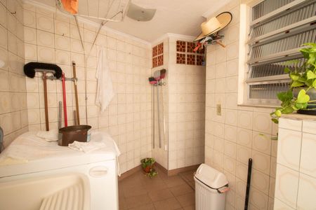 Casa à venda com 230m², 4 quartos e 5 vagas Casa à venda com 230m², 4 quartos e 5 vagasQUINTAL E ÁREA DE SERVIÇO