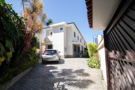 Casa à venda com 230m², 4 quartos e 5 vagas Casa à venda com 230m², 4 quartos e 5 vagasGARAGEM