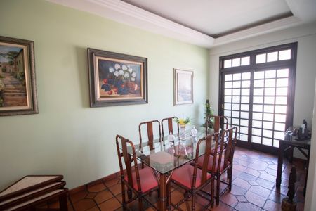 Casa à venda com 230m², 4 quartos e 5 vagas Casa à venda com 230m², 4 quartos e 5 vagasSALA DE JANTAR