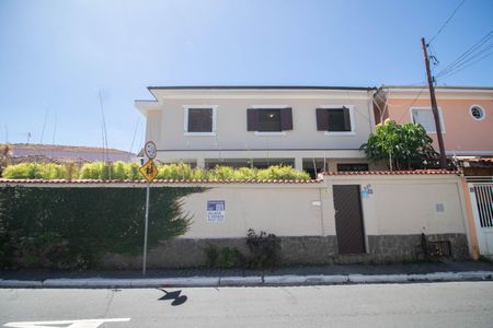 Casa à venda com 230m², 4 quartos e 5 vagas Casa à venda com 230m², 4 quartos e 5 vagasFACHADA