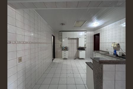 Casa à venda com 176m², 2 quartos e 2 vagasCozinha 