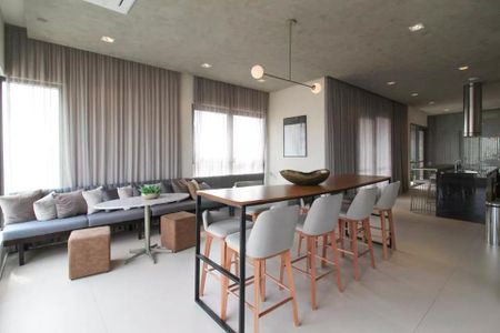 Studio à venda com 29m², 2 quartos e sem vagaSala com sofá de cor cinza, mesas e cadeiras de madeira, iluminação natural e boa qualidade, com decoração simples e bem organizada.