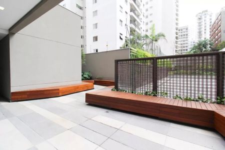 Studio à venda com 29m², 2 quartos e sem vagaPátio com bancos de madeira e plantas, com vista para edifícios residenciais.