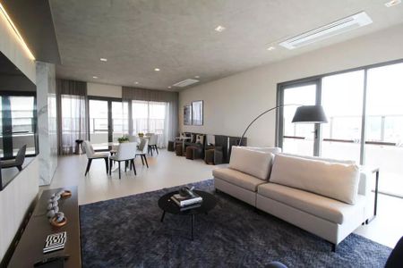Sala de estar moderna com sofá, mesa e cadeiras brancas, iluminação natural e arquitetura minimalista. de kitnet/studio à venda com 2 quartos, 29m² em Itaim Bibi, São Paulo