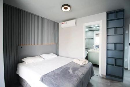 Quarto com cama de casal, cortina de madeira e ar condicionado. de kitnet/studio à venda com 2 quartos, 29m² em Itaim Bibi, São Paulo