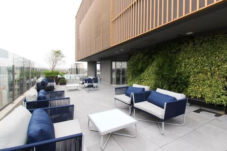 Studio à venda com 29m², 2 quartos e sem vagaVaranda com móveis de jardim e vista para a cidade.