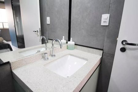 Studio à venda com 29m², 2 quartos e sem vagaBanheiro com pia e espelho, com uma decoração simples e funcional.