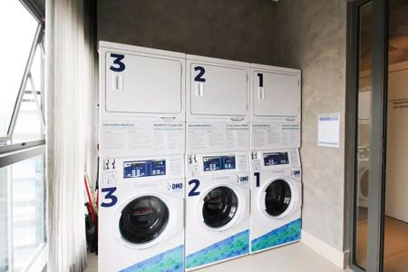 Studio à venda com 29m², 2 quartos e sem vagaLavanderia comum com três máquinas de lavar e secar, com vista para a cidade.