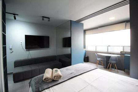 Quarto com cama, TV e sofá, com vista para a varanda e janela grande. de kitnet/studio à venda com 2 quartos, 29m² em Itaim Bibi, São Paulo
