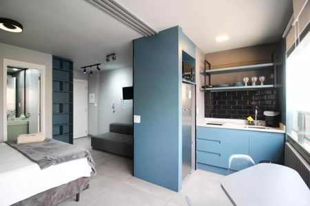Studio à venda com 29m², 2 quartos e sem vagaQuarto com cama de casal, sofá, geladeira e micro-ondas, com iluminação boa e decoração básica.