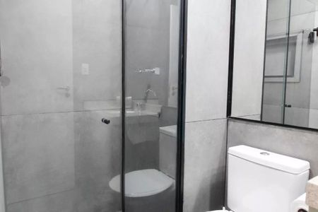 Studio à venda com 29m², 2 quartos e sem vagaBanheiro com piso de porcelanato, vaso sanitário e espelho, com iluminação adequada e decoração simples.