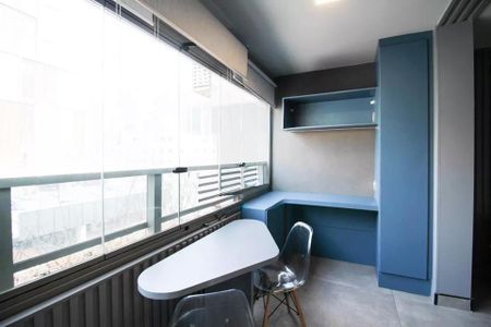 Studio à venda com 29m², 2 quartos e sem vagaSala com mesa e cadeiras, com vista para a rua, iluminada por luz natural e artificial.