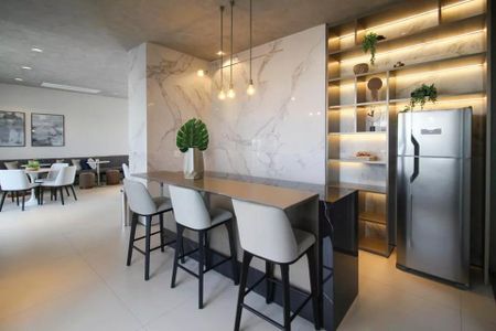 Cozinha moderna com geladeira e iluminação adequada. de kitnet/studio à venda com 2 quartos, 29m² em Itaim Bibi, São Paulo